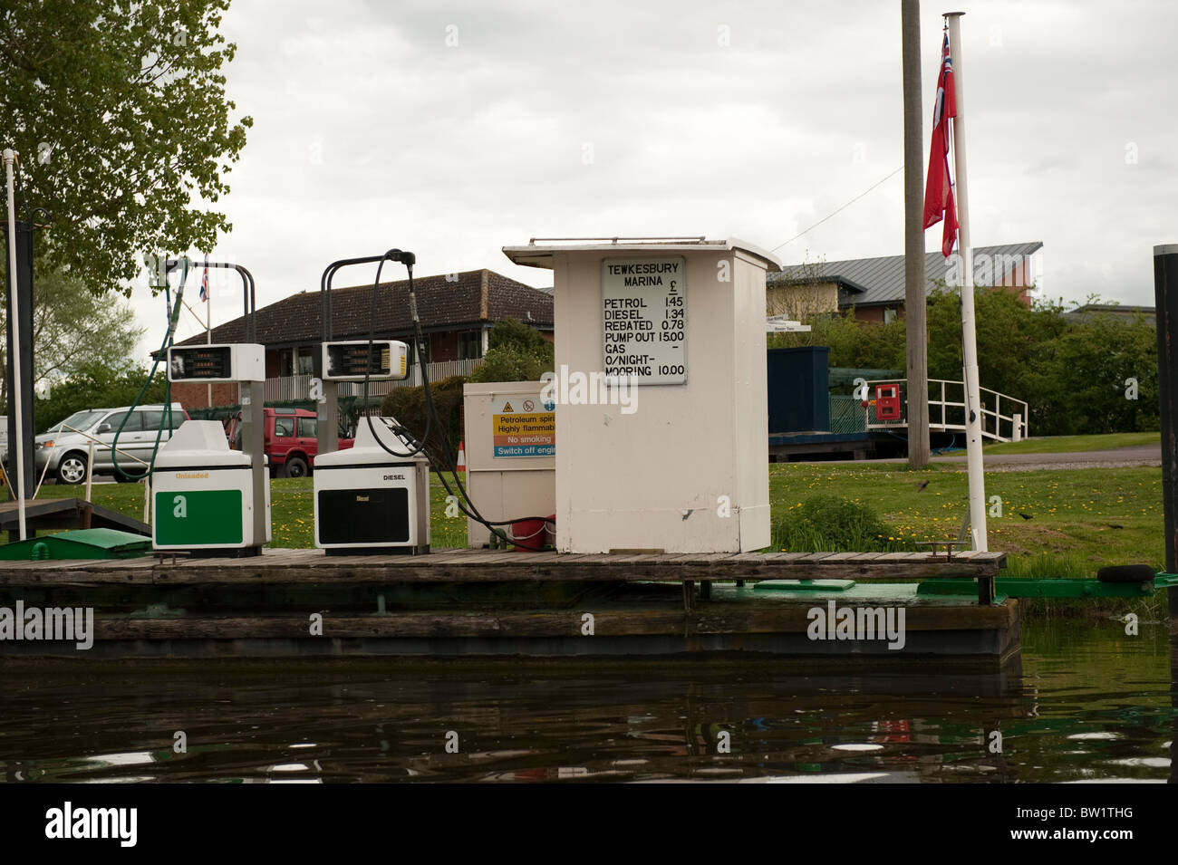 Kraftstoffpumpen Boot am Flussufer Tewkesbury Stockfoto