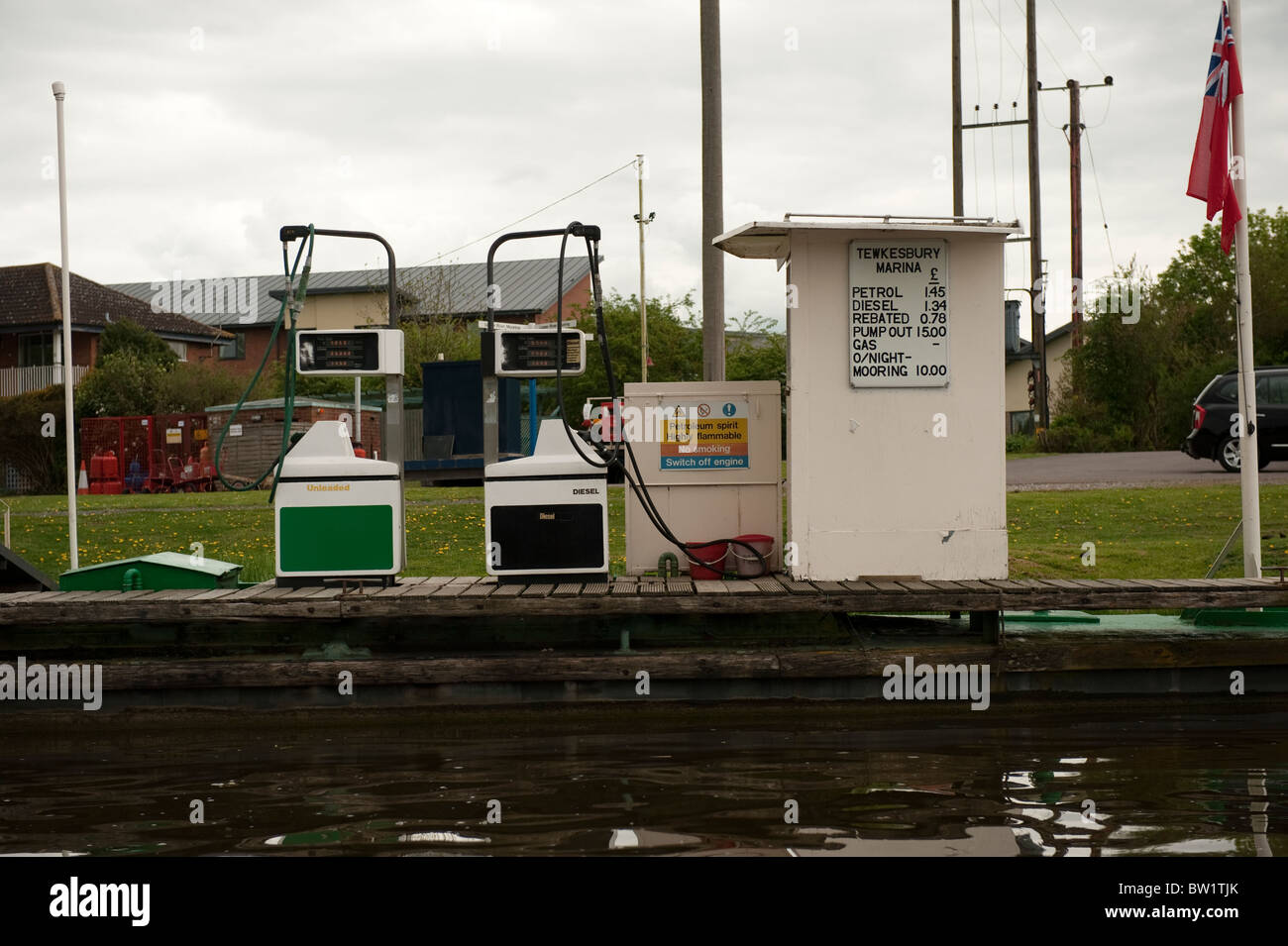 Kraftstoffpumpen Boot am Flussufer Tewkesbury Stockfoto