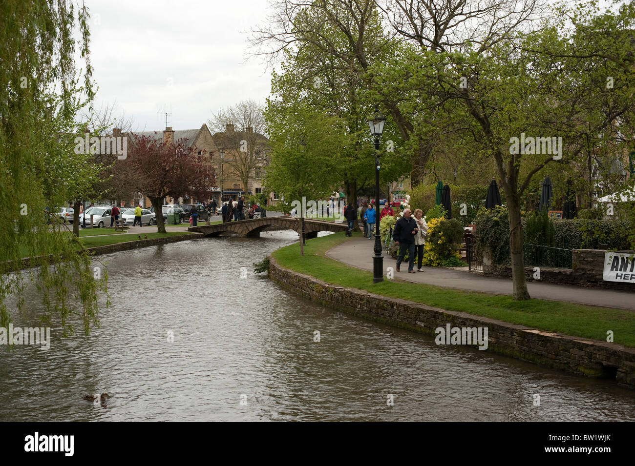 Uferpromenade in Bourton auf Wasser Cotswolds Stockfoto