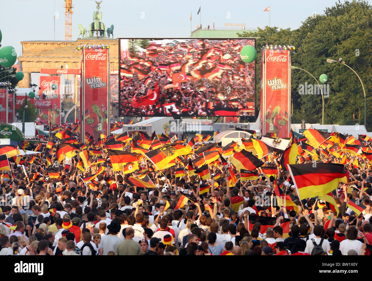 Fußball-Fans am Brandenburger Tor, Berlin, Deutschland Stockfoto