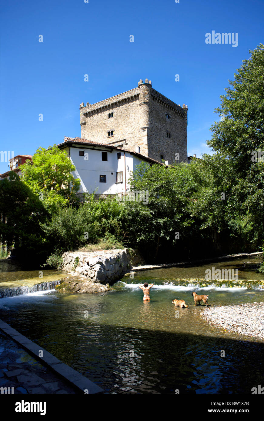 Wo zwei Flüsse treffen, fließt der Rio Quiviesa in Rio Deva Potes, Liébana Tal, Kantabrien, Spanien, Person, Menschen, Hund Stockfoto