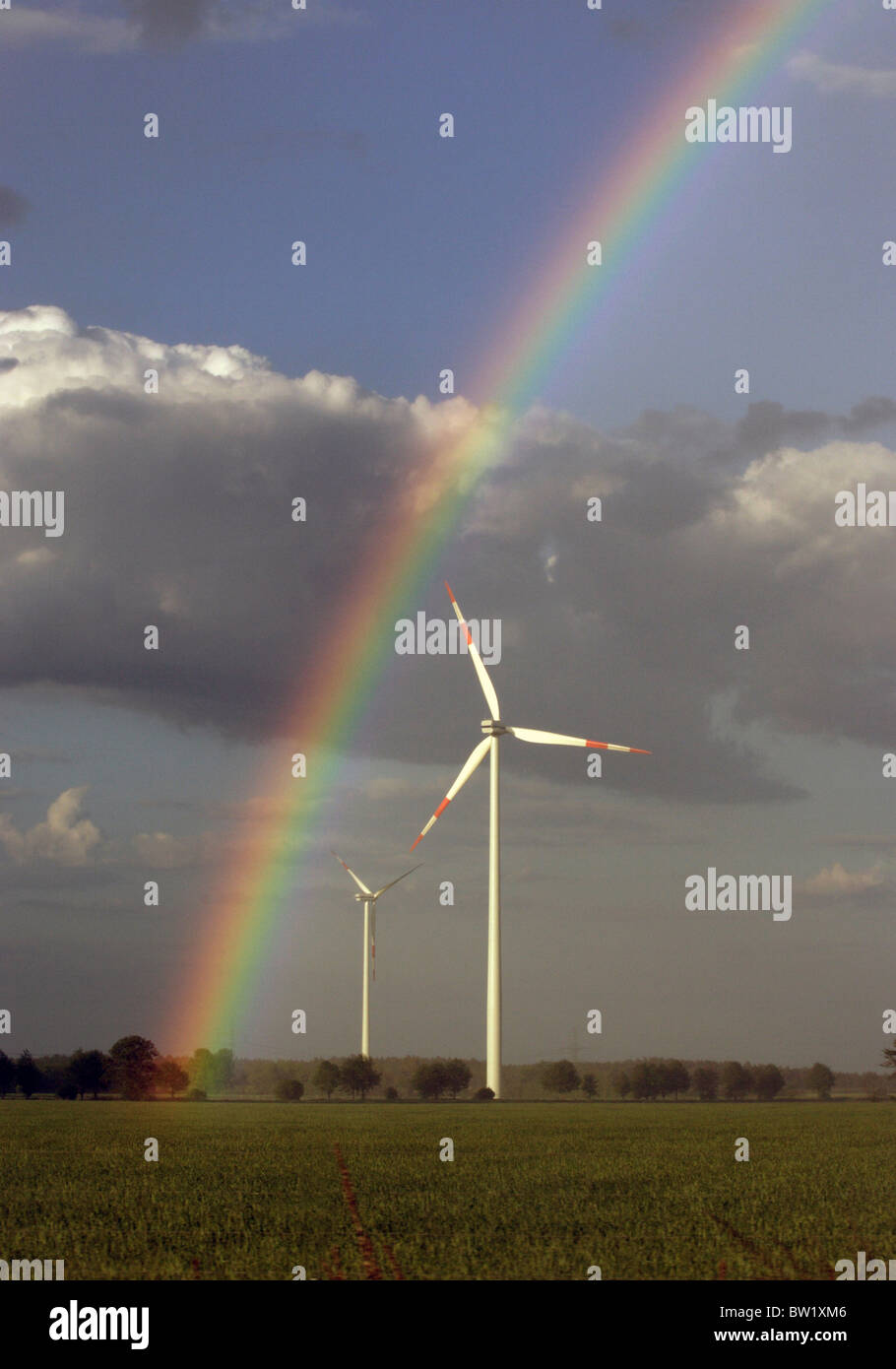 Ein Regenbogen über einen Windpark, Freiwalde, Deutschland Stockfoto