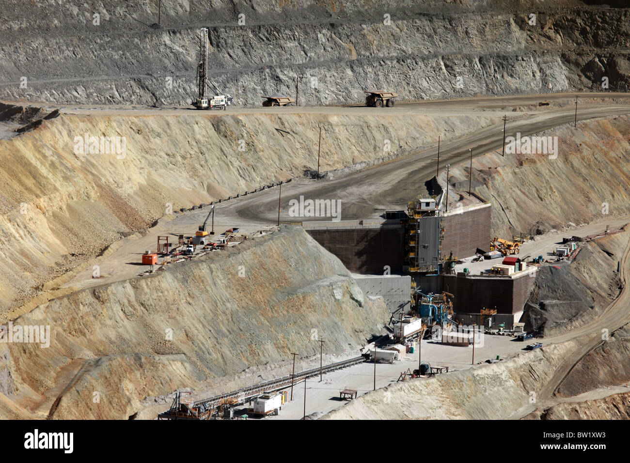 Große LKW und Rock Crusher von oben bewegen von Lasten Erz abbauen. Kennecott Copper Mine. Schwere industrielle arbeiten. Stockfoto