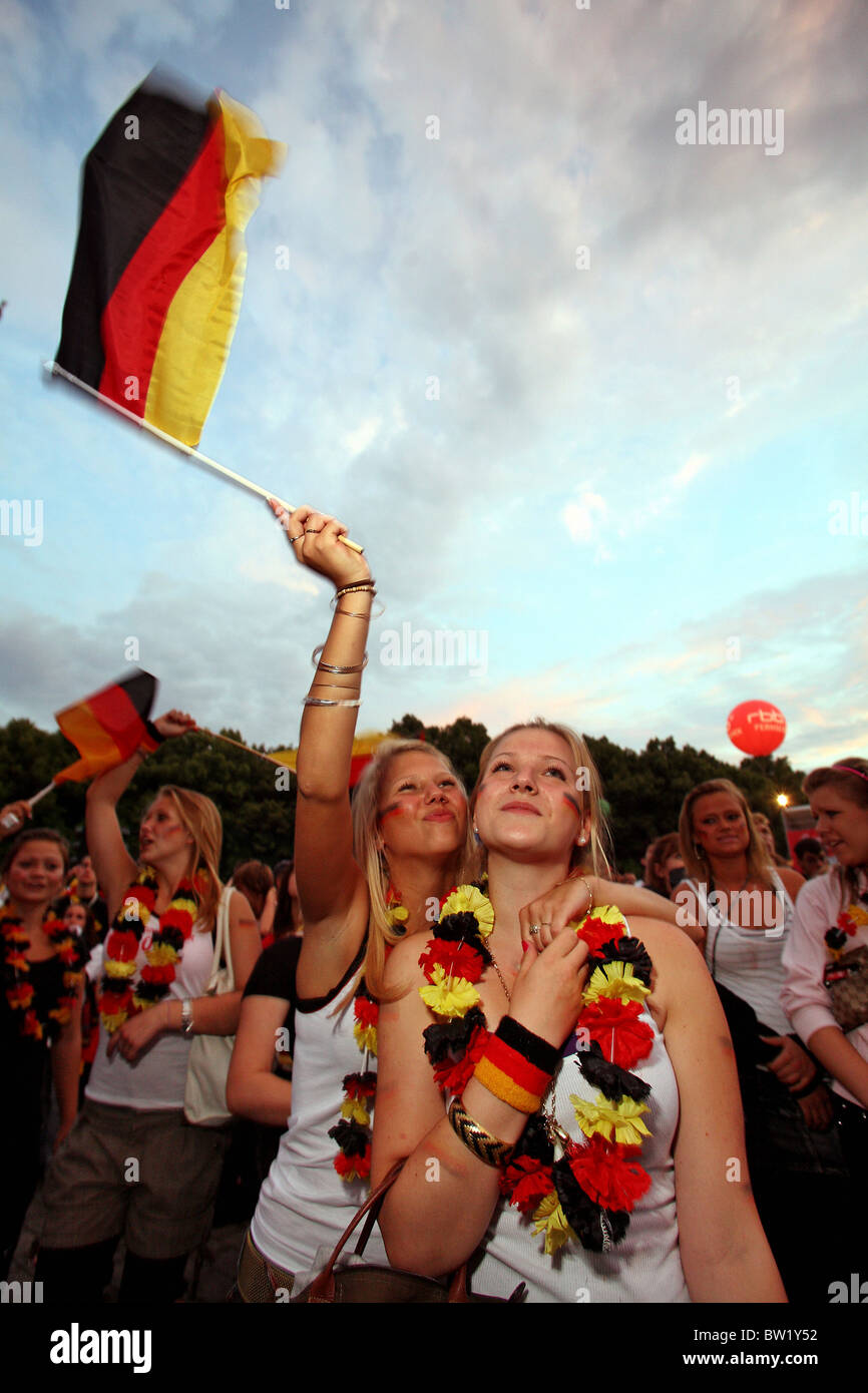 Fußball-Fans an Fan Fest Berlin Stockfoto