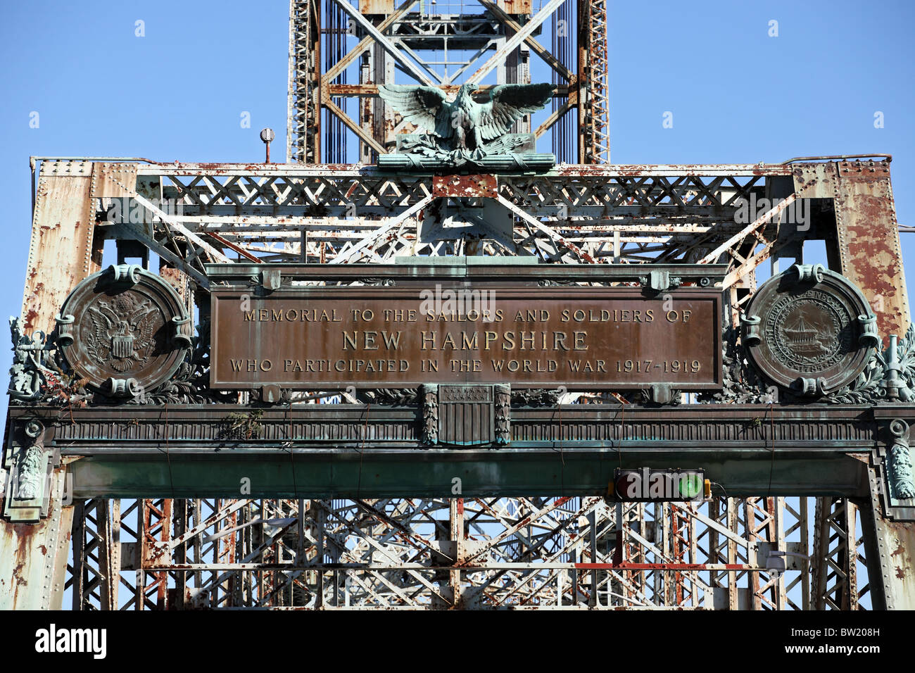 Denkmal für WW1 auf Memorial Fachwerkbrücke Aufzug in Portsmouth, New Hampshire, USA Stockfoto