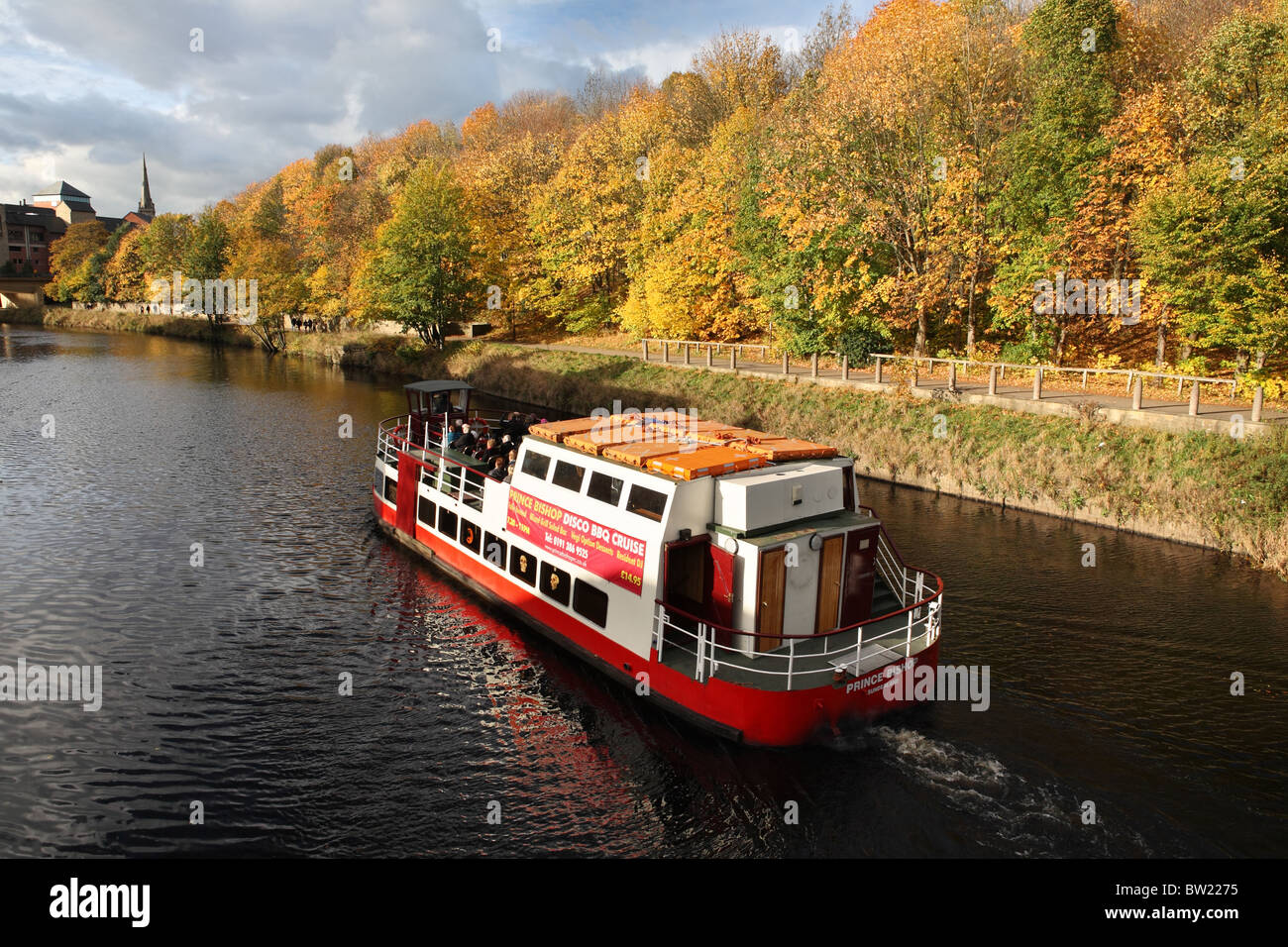 Touristen auf einer Bootstour entlang des Flusses tragen an Bord der Fürstbischof Stadt Durham, England. Stockfoto Touristen auf einer Bootstour entlang des Flusses tragen an Bord der Fürstbischof Stadt Durham, England. Stockfoto