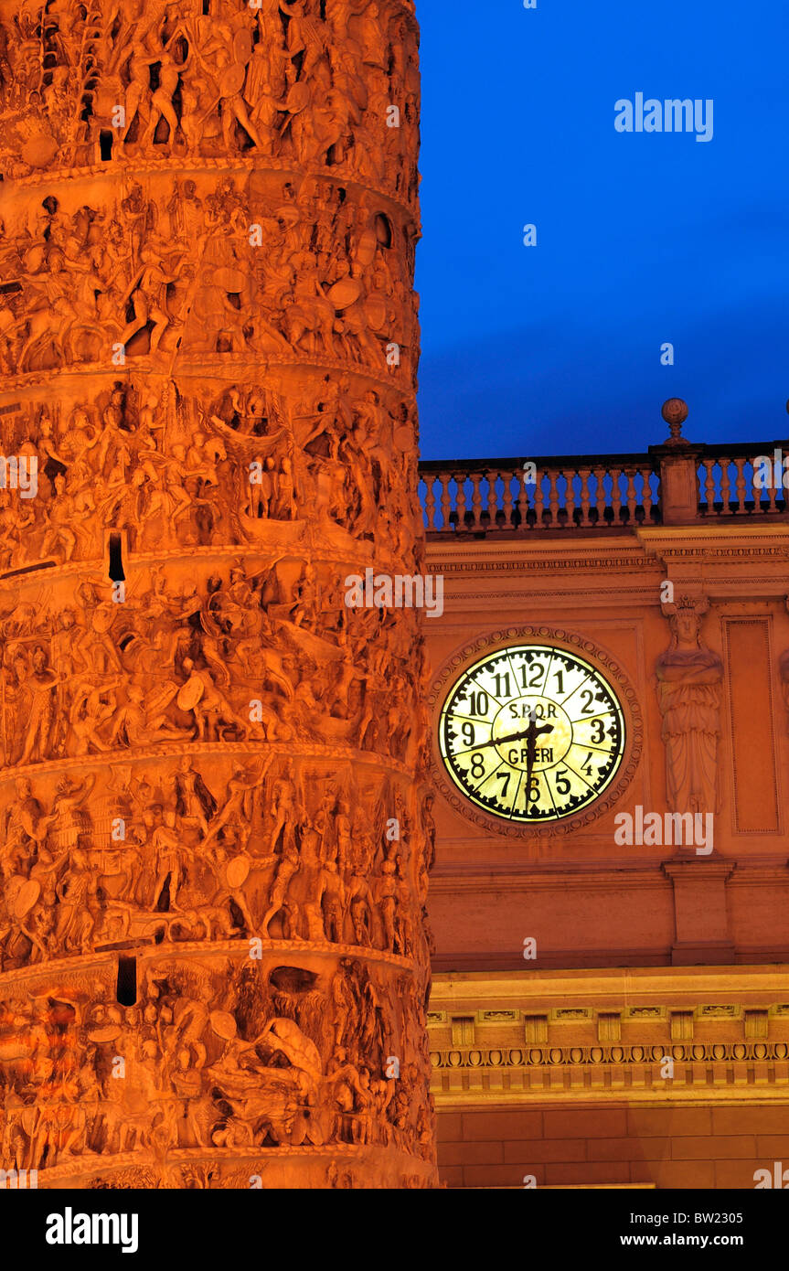 Colonna di Marco Aurelio, Piazza Colonna in der Nacht Stockfoto