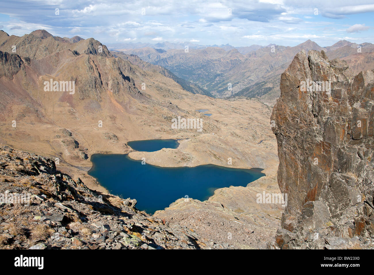 Estany de Baiau. Blick von Portella de Baiau. Pyrenäen. Mountain Pass Grenze Spanien-Andorra Stockfoto