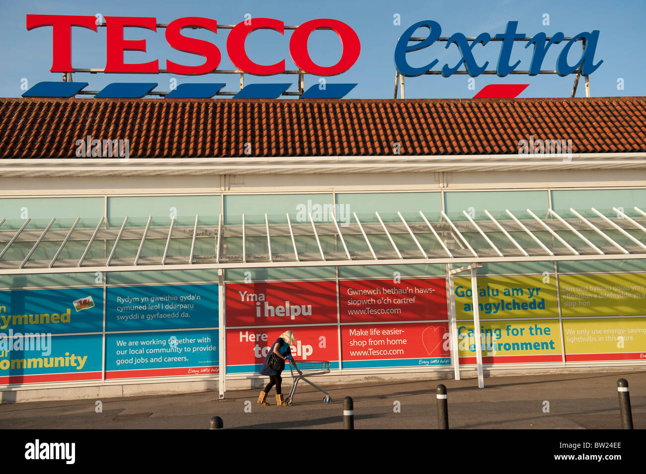 EXTRA TESCO Supermarkt an Trostre Fachmarktzentrum Llanelli, Wales UK Stockfoto