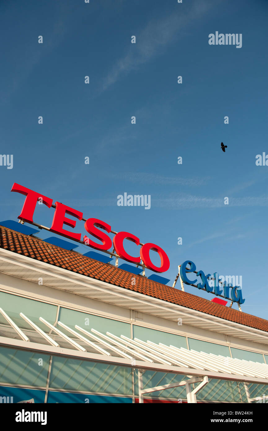 EXTRA TESCO Supermarkt an Trostre Fachmarktzentrum Llanelli, Wales UK Stockfoto