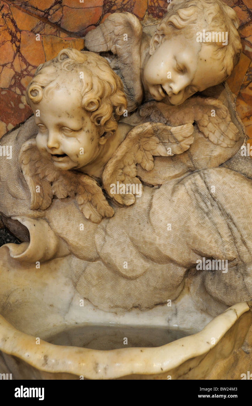 Weihwasser Behälter mit Putten, La Maddalena-Kirche Stockfoto