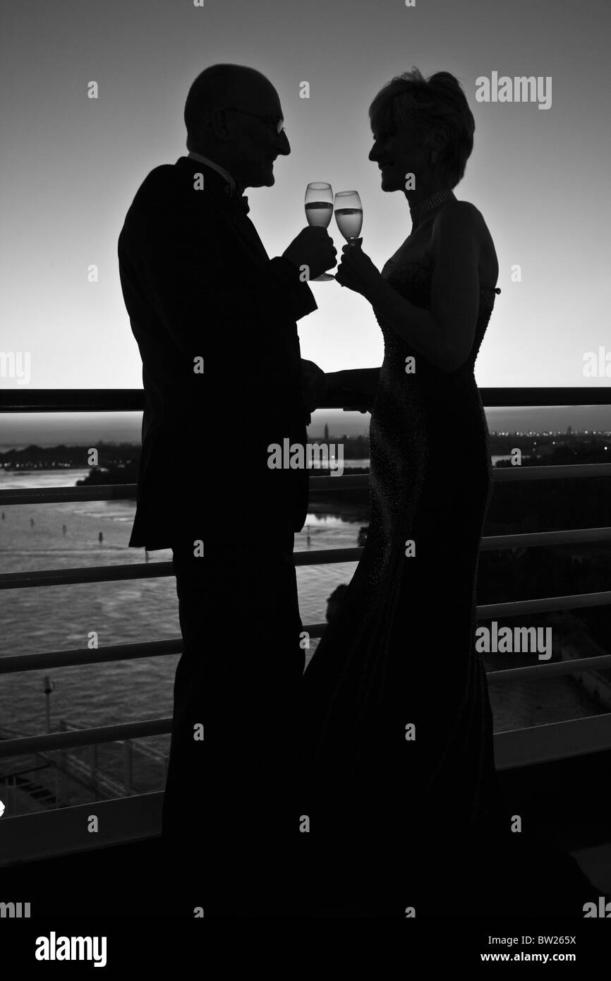 Romantisch zu zweit teilen einen bewegender Moment, trinken Champagner zusammen Toasten Segeln vom Hafen in Venedig in der Abenddämmerung Stockfoto