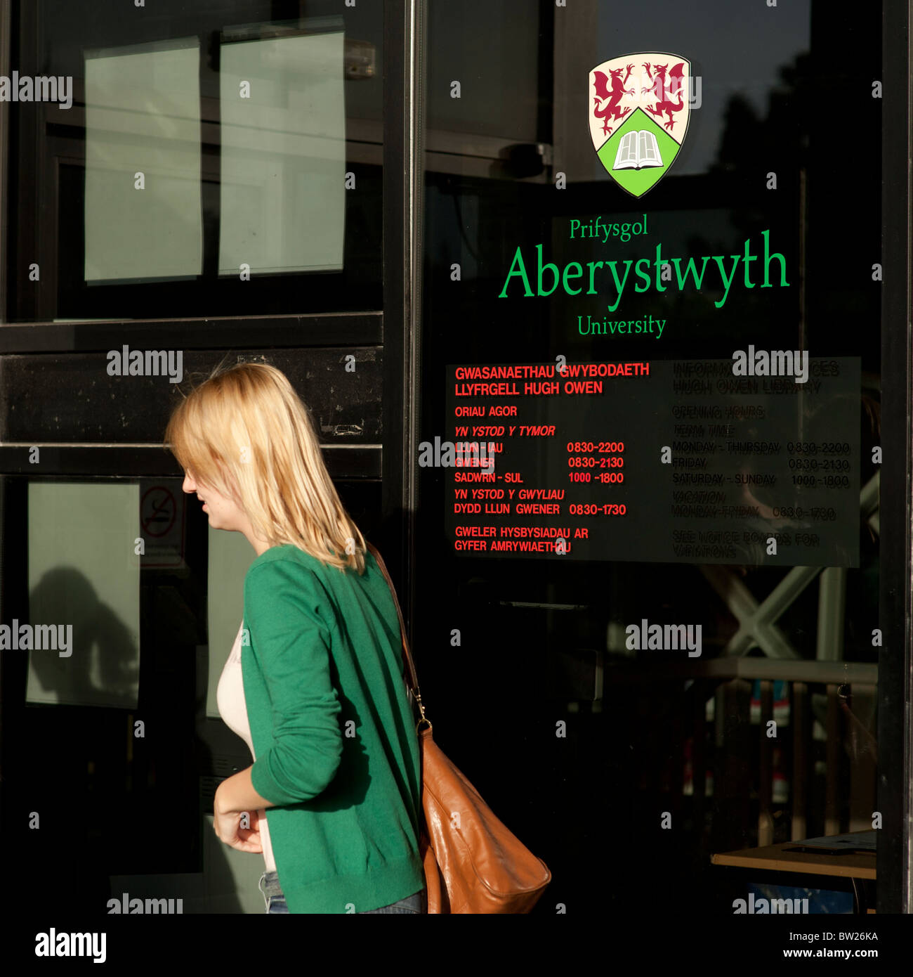 eine Frau Mädchen Studenten auf dem Campus der Aberystwyth University Wales UK Stockfoto