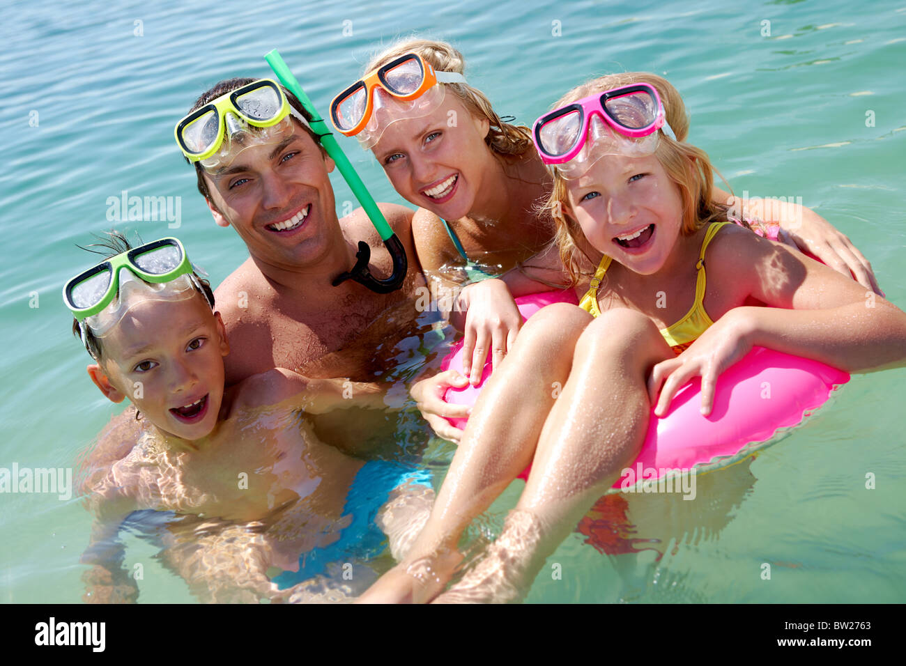 Porträt der fröhliche Familie in TauchgerГ Blick in die Kamera mit einem Lächeln Stockfoto