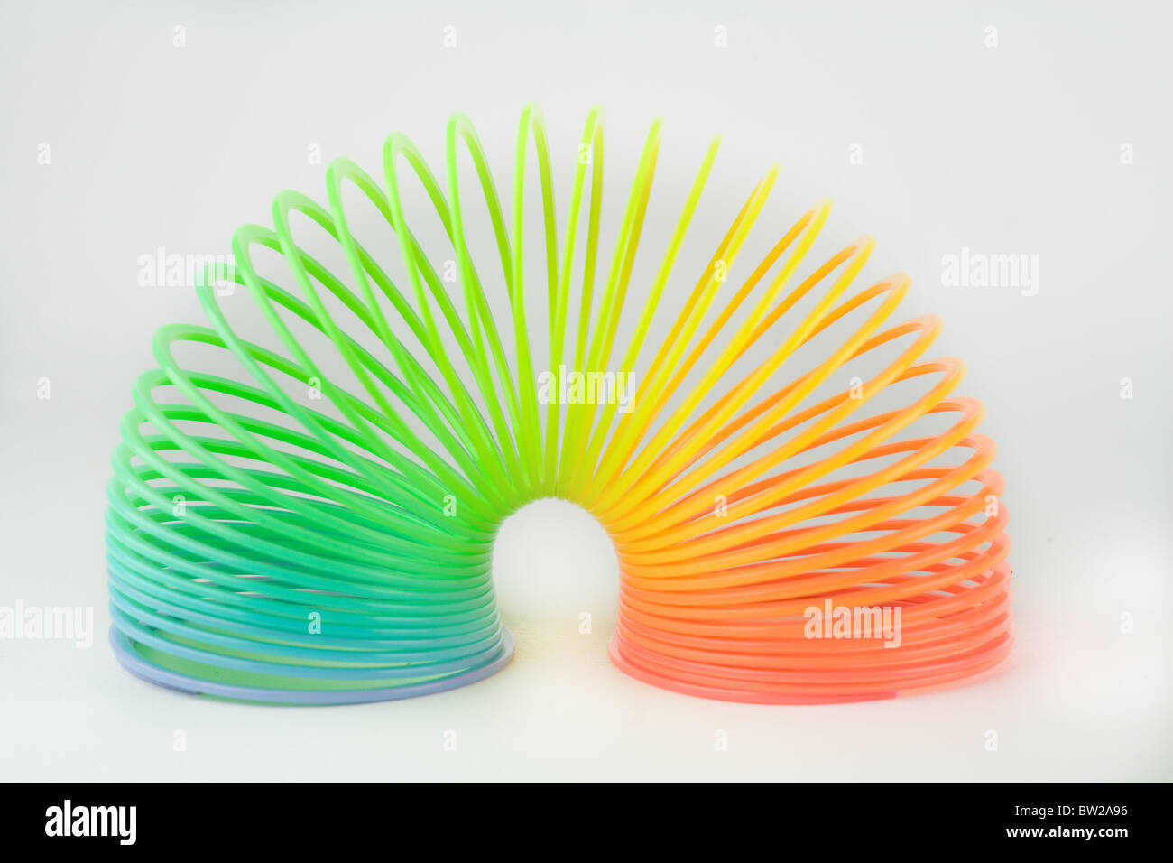 Bunte Kunststoff slinky, isoliert Stockfoto