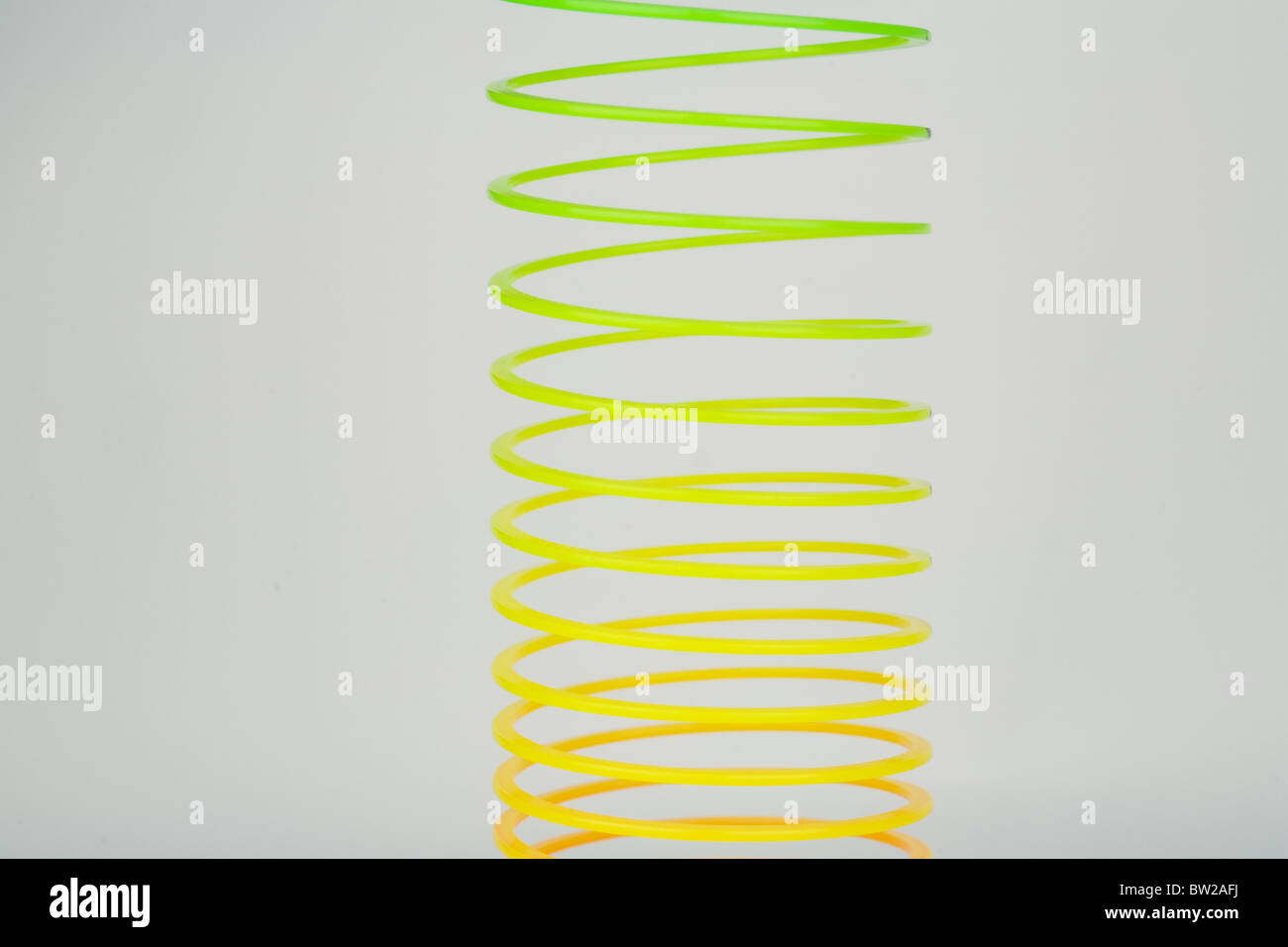 Bunte Kunststoff slinky, isoliert Stockfoto