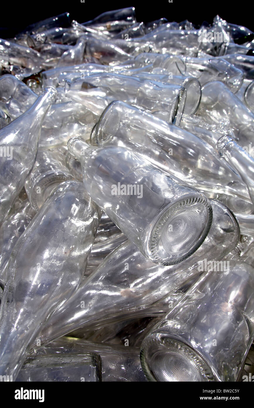 ökologische recycling Glasflaschen in chaotisch-container Stockfoto