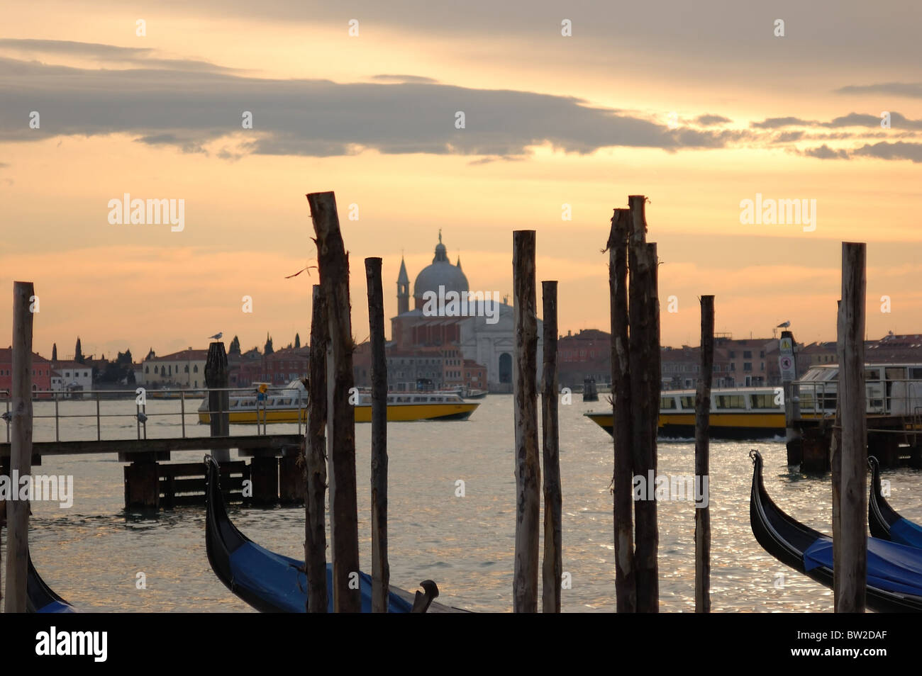 Eine romantische Aussicht bei Sonnenuntergang der Insel San Giorgio bei Sonnenuntergang gibt uns eine unvergessliche show Stockfoto