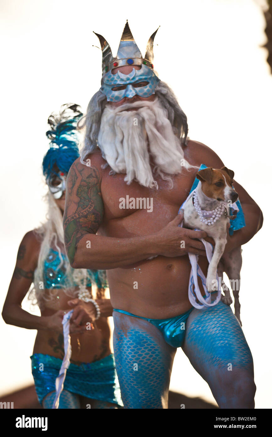 Kostümierte Teilnehmer mit ihrem Hund während der Pet Maskerade bei der jährlichen Fantasy Fest Key West, Florida. Stockfoto