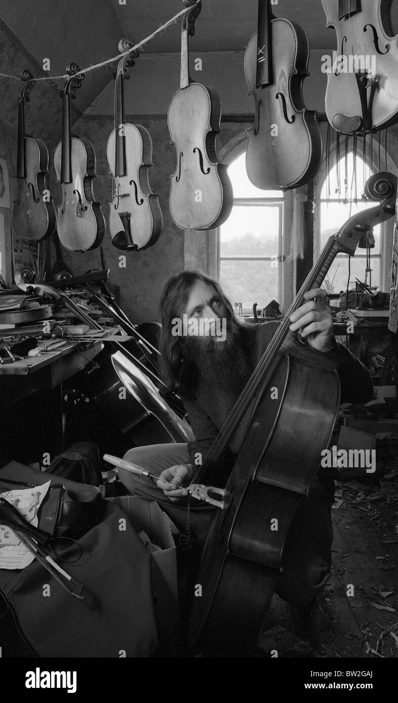 Violine und Cello Restaurator Neil Baird Stockfoto