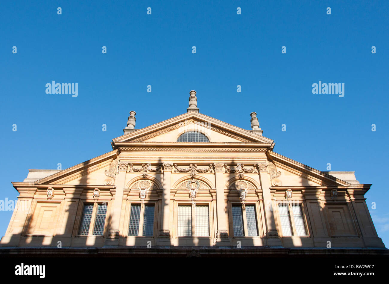 Hintere Fassade des Sheldonian Theatre, Oxford, mit dramatischen Schatten von anderen historischen Gebäuden Stockfoto