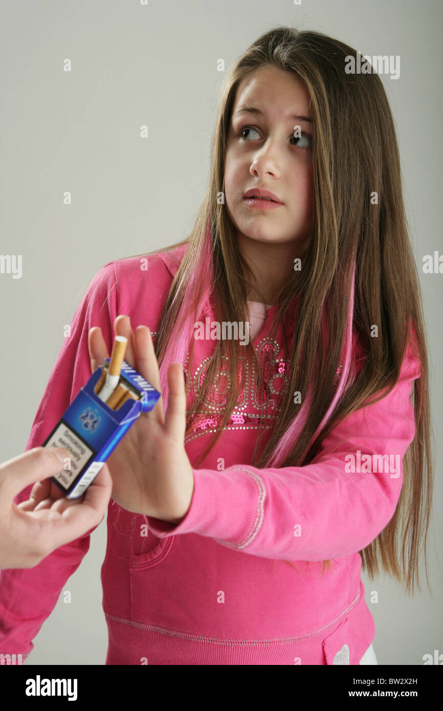 Zehn Jahre altes Mädchen eine Packung Zigaretten wegzustoßen. Stockfoto