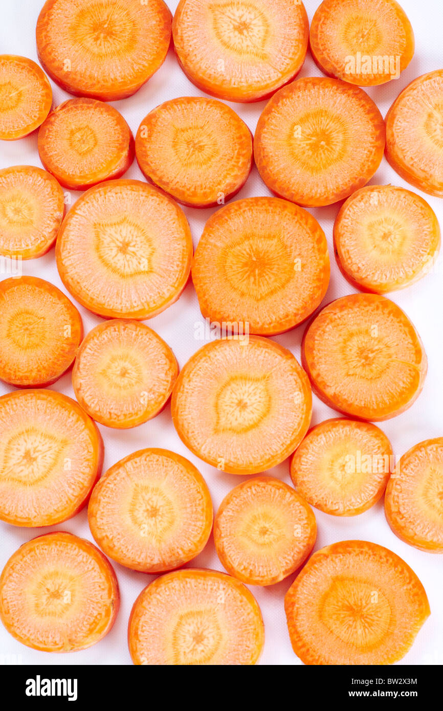 Hintergrund der Runde Scheiben rohe Karotten Stockfoto