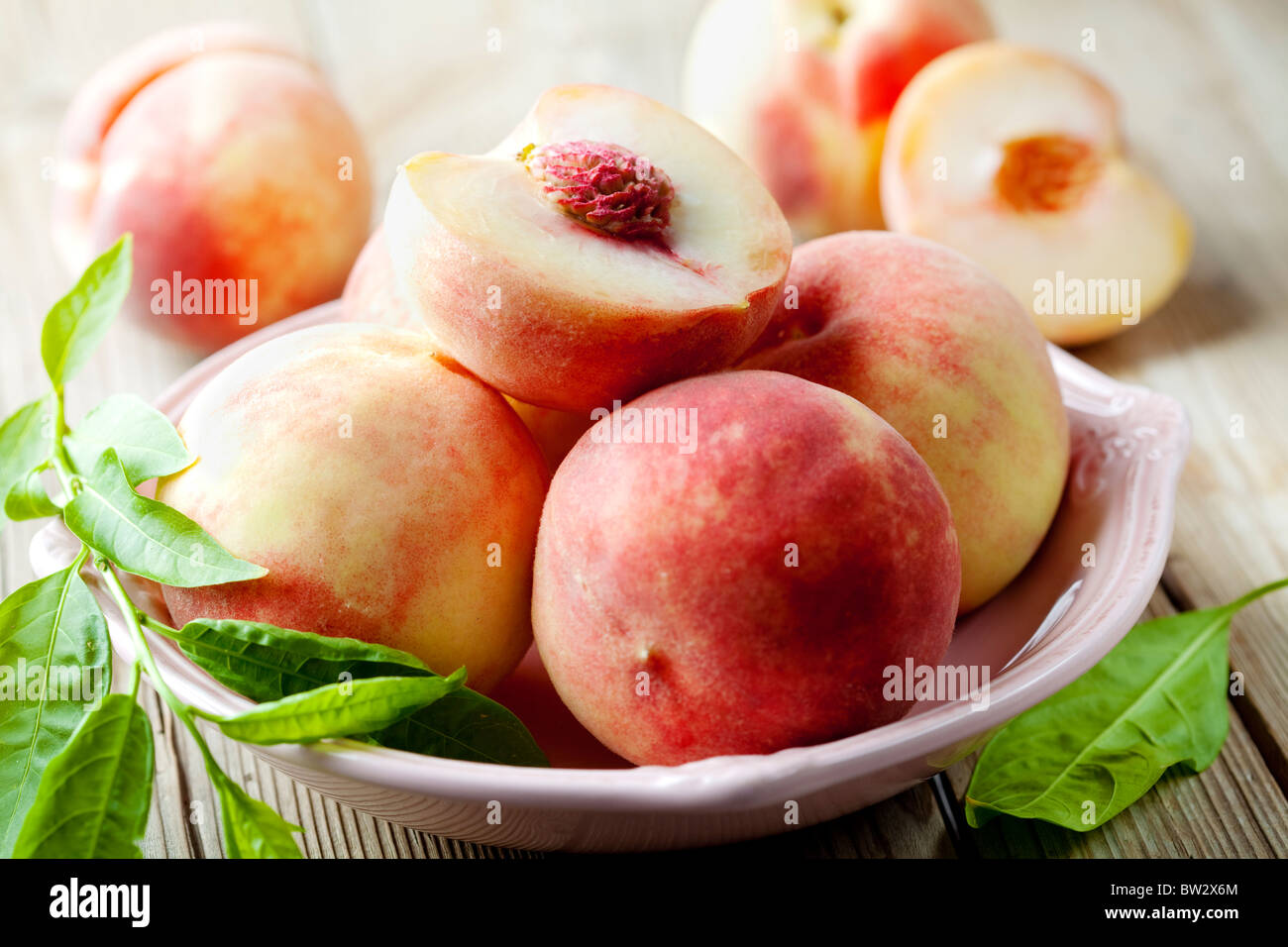 Schüssel mit köstlichen Pfirsiche Stockfoto