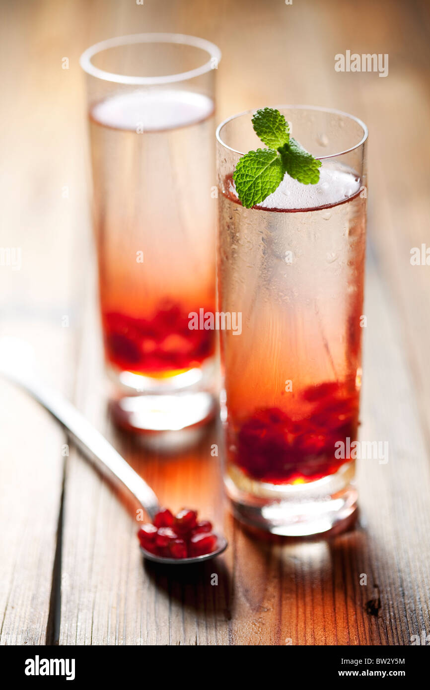 zwei kalte Granatapfel Drinks oder cocktails Stockfoto