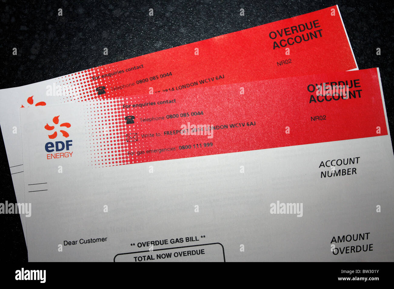 Eine EDF Energy Bill zeigt eine rote überfällig Konto Schulden Stockfoto