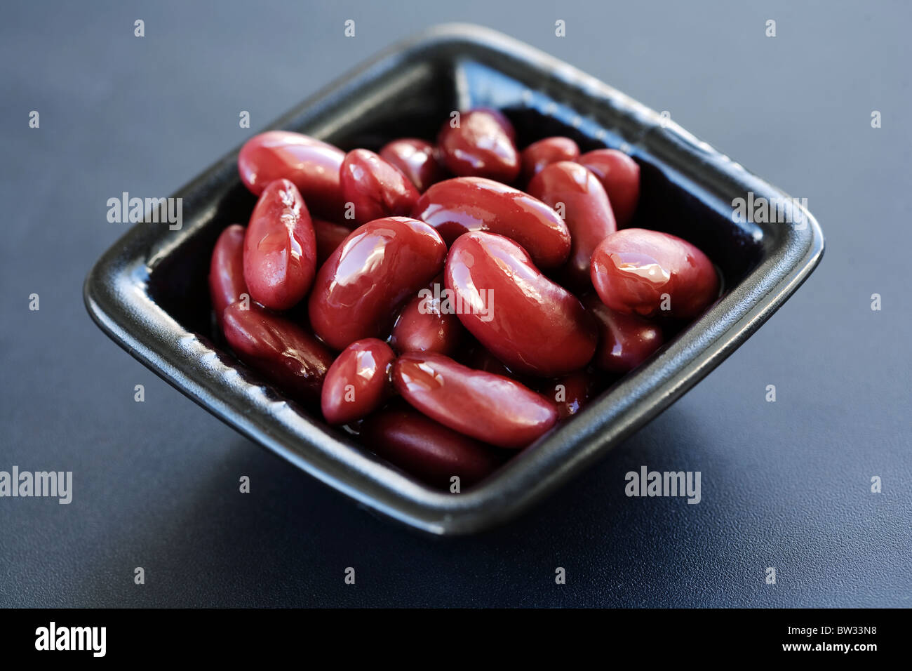 rote Kidney-Bohnen in einer zeitgenössischen Schale Stockfoto