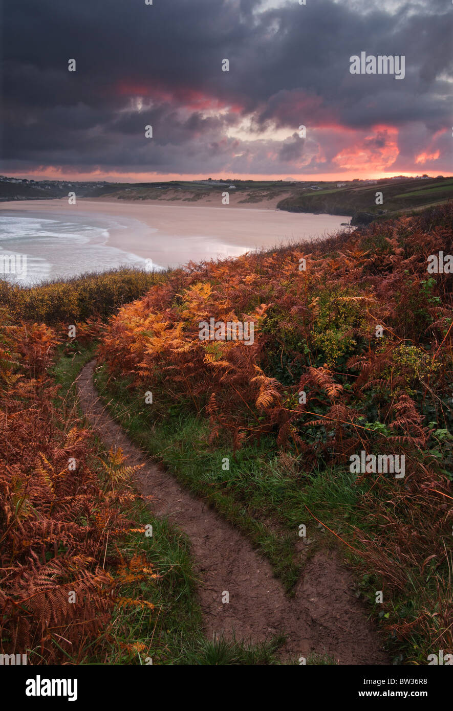 Herbst Sonnenaufgang über Crantock Bay in der Nähe von Newquay an der Küste von North Cornish Stockfoto