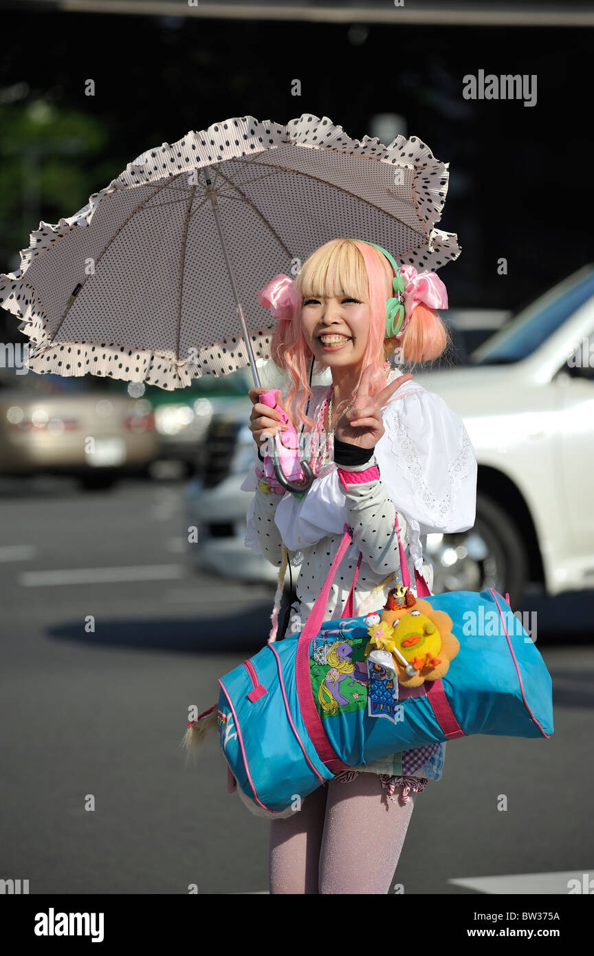 Junge japanische Mode-Opfer "Harajuku Mädchen" macht Victory-Zeichen neben der Jingu Brücke Harajuku, Tokyo, Japan Stockfoto