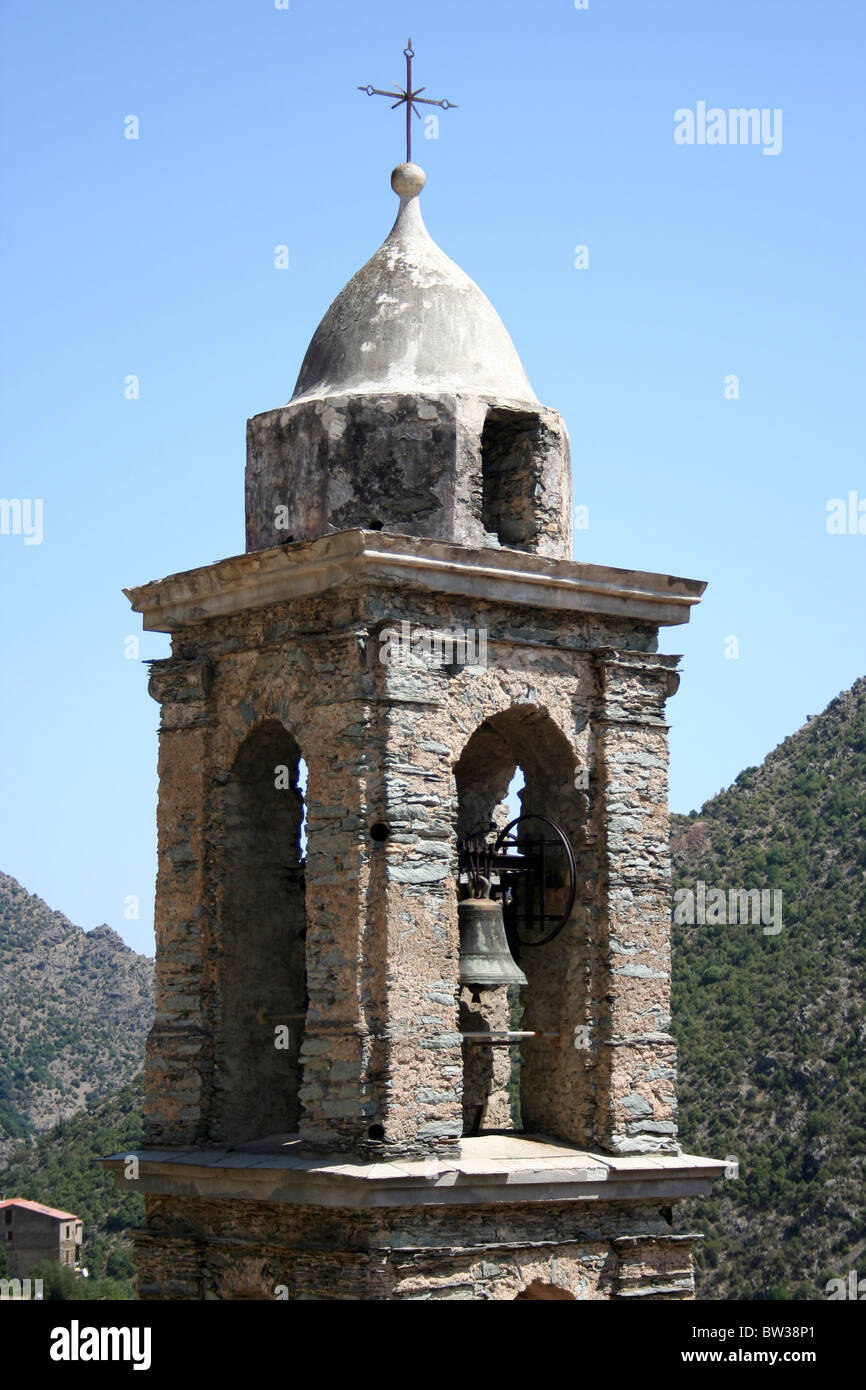 Glockenturm der Kirche im Dorf der Asco, in den Bergen von Korsika Stockfoto