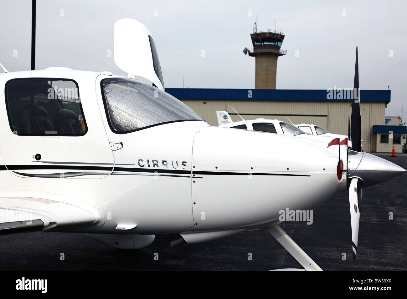 Teilansicht einer Cirrus SR22 parkten im Westchester County Airport, Harrison, NY, USA Stockfoto