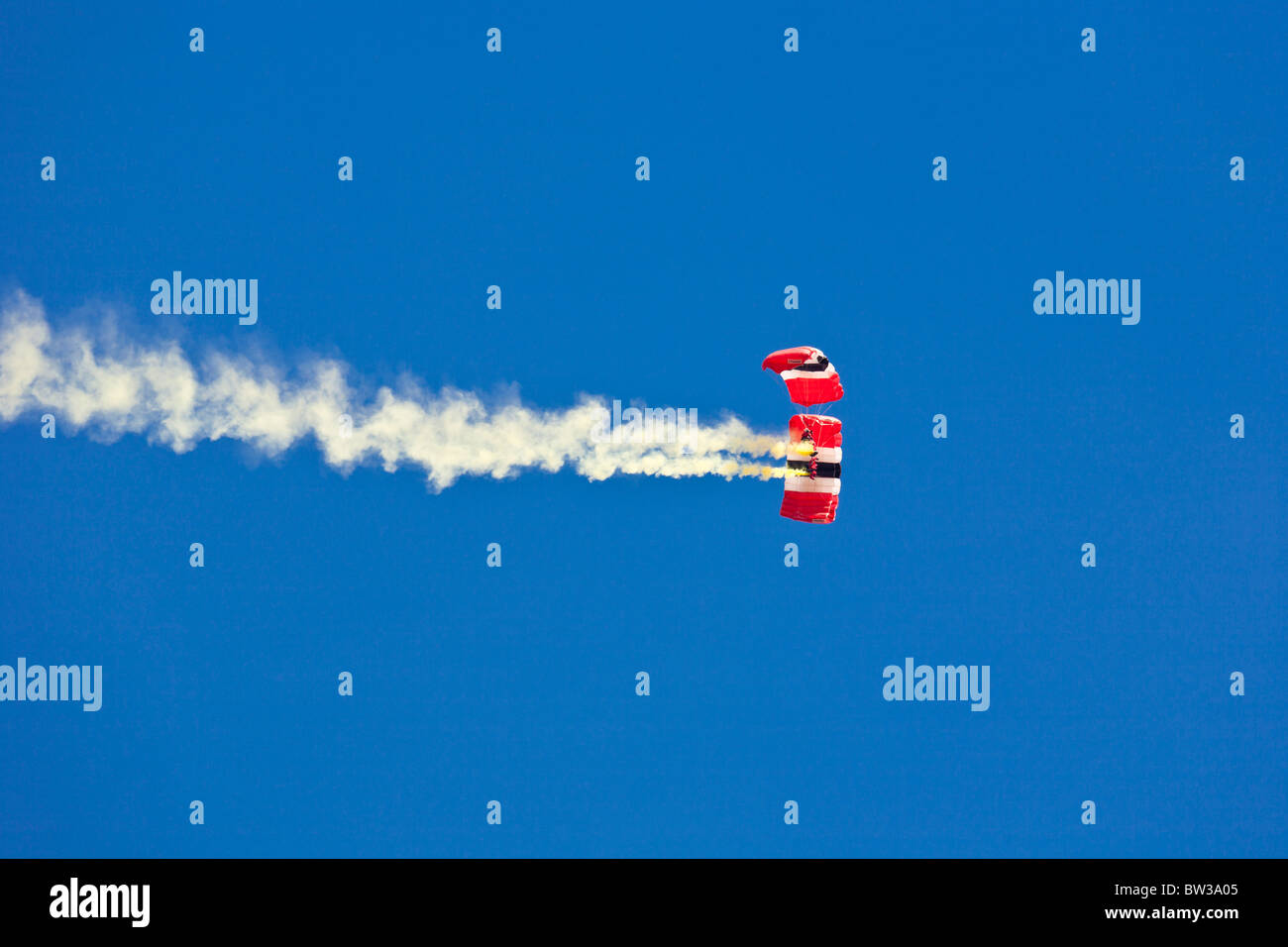 Red Devils Parachute Regiment Freefall Team Leistung bei Flugschau in NAS Jacksonville, Florida Stockfoto