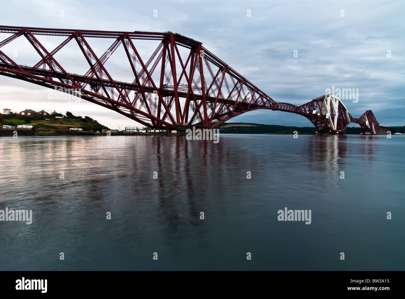 Forth Brücke über das Meer in Schottland Stockfoto