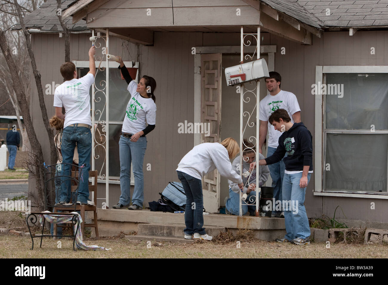 College-Studenten, Philippinisch-Amerikanischen Campus Gruppe angehören malen ein heruntergekommenes Haus in einem einkommensschwachen Viertel in Austin Texas Stockfoto