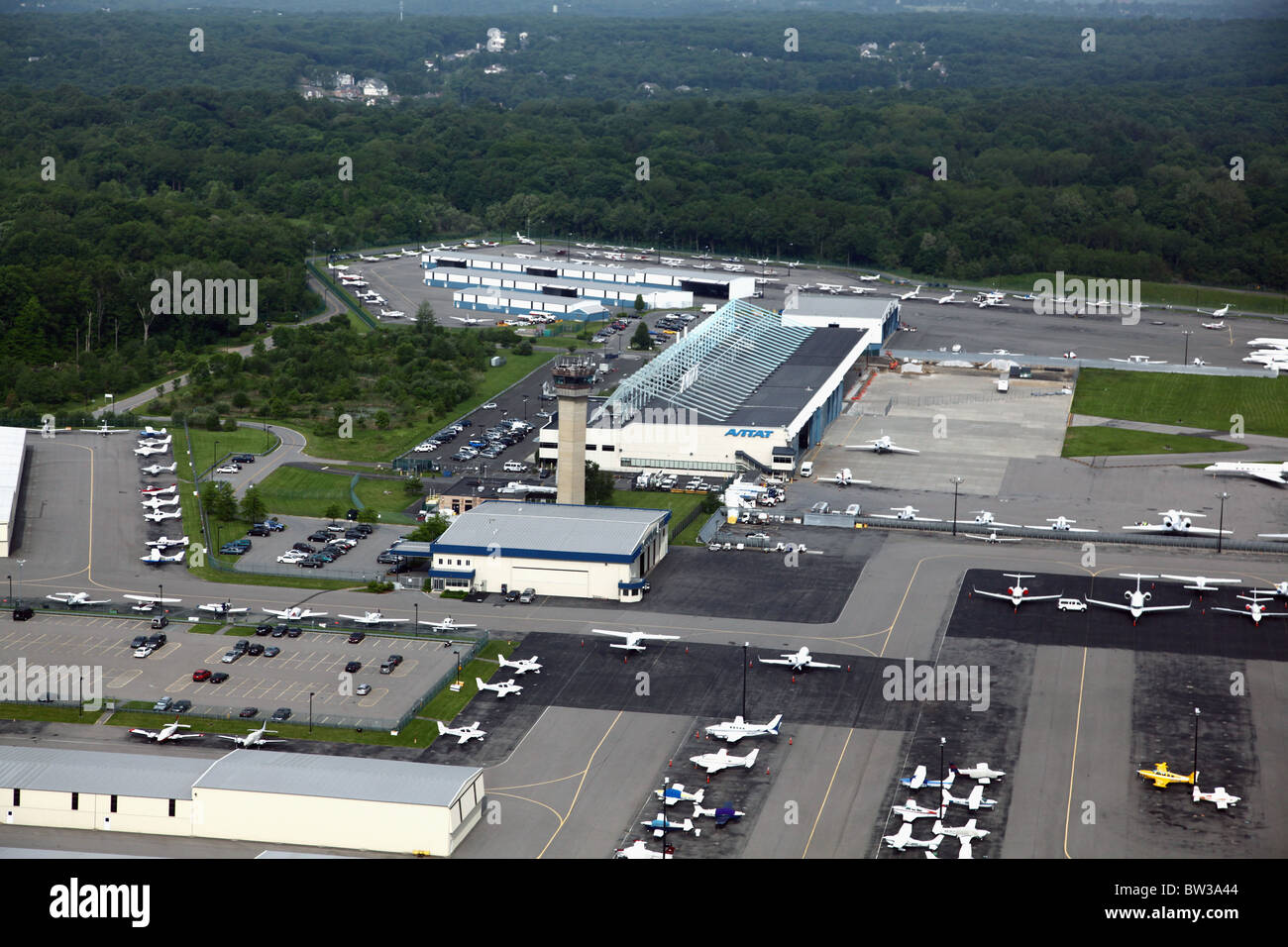 Luftaufnahme des Hangars, Asphalt und Kontrollturm in Westchester County Airport, Harrison, NY, USA Stockfoto