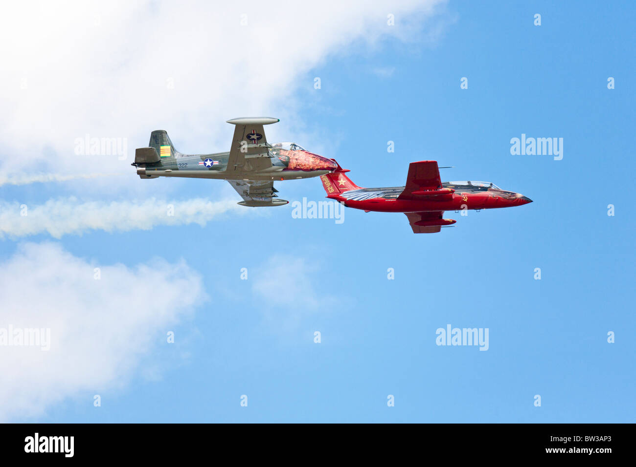 Roter Stern und The Dragon Jet Team fliegen die Viper-29 Red Star und BAC 167 Strikemaster während der Flugschau in NAS Jacksonville, Florida Stockfoto