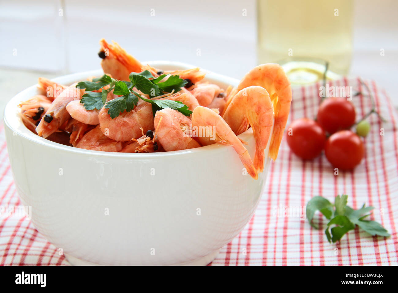 Viele rote Garnelen sind bereit in eine weiße Tasse Stockfoto