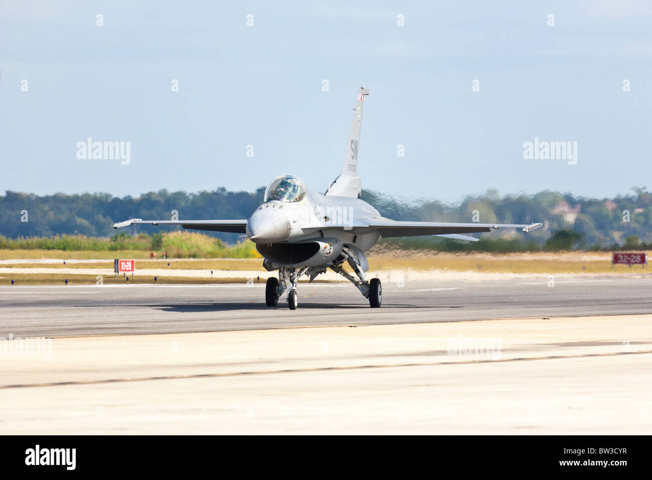 Der F-16 Fighting Falcon Viper Jet tritt in der Air Show in NAS Jacksonville, Florida auf Stockfoto