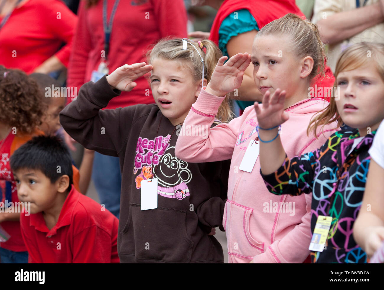 Grundschüler aus Texas School for the Deaf zeigen Patriotismus bei der jährlichen Veteran Day parade Stockfoto