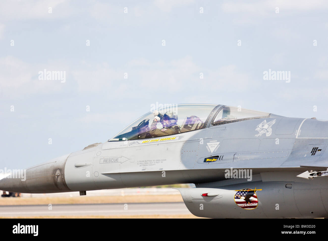 Der F-16 Fighting Falcon Viper Jet tritt in der Air Show in NAS Jacksonville, Florida auf Stockfoto