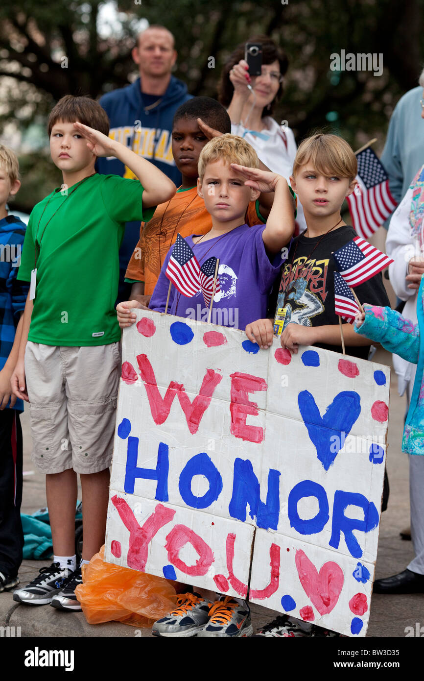 Grundschüler aus Texas School for the Deaf zeigen Patriotismus bei der jährlichen Veteran Day parade Stockfoto