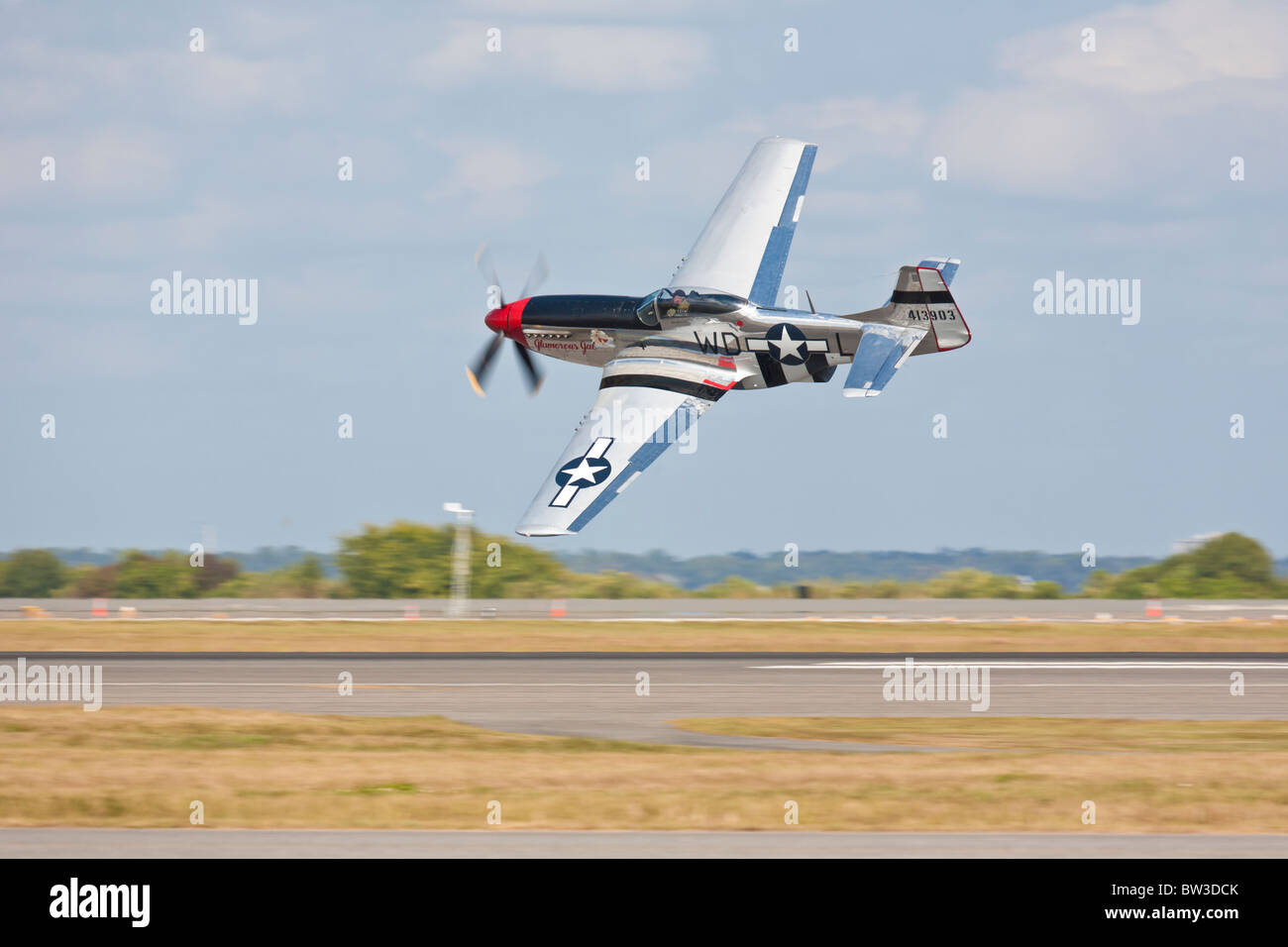 P-51 Mustang Glamorous Gal tritt in der Air Show in NAS Jacksonville, Florida auf Stockfoto
