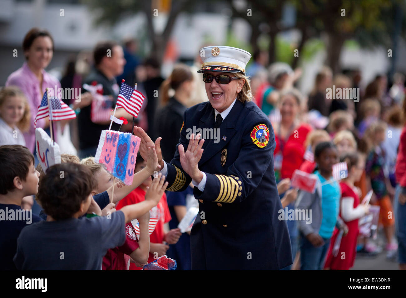 Austin Feuerwehrchef Rhoda Kerr begrüßt das Publikum an der jährlichen Veteran Tagesparade, Congress Avenue in Austin, Texas Stockfoto