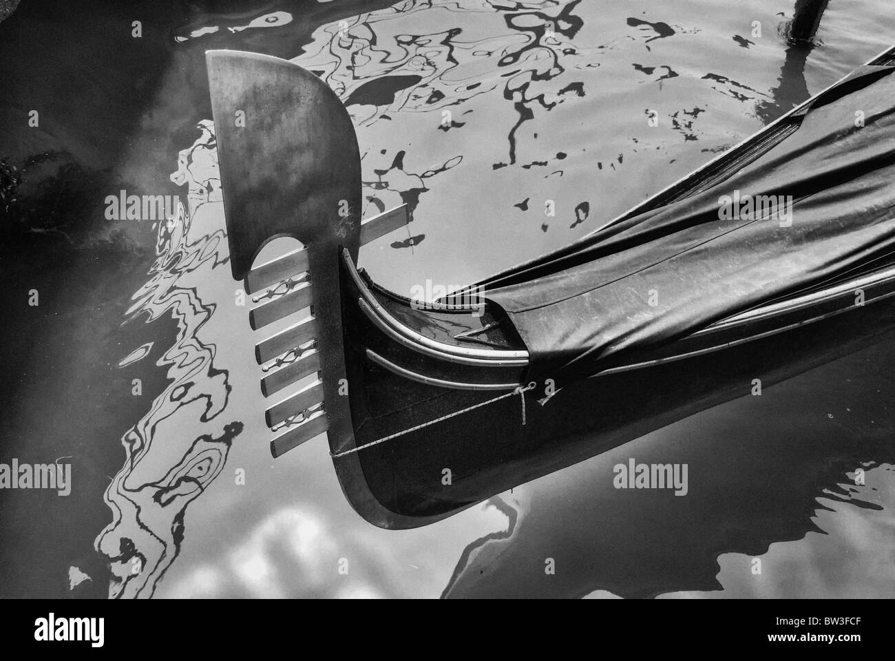 Eine Gondel, verankert in den Hafen von Venedig Stockfoto