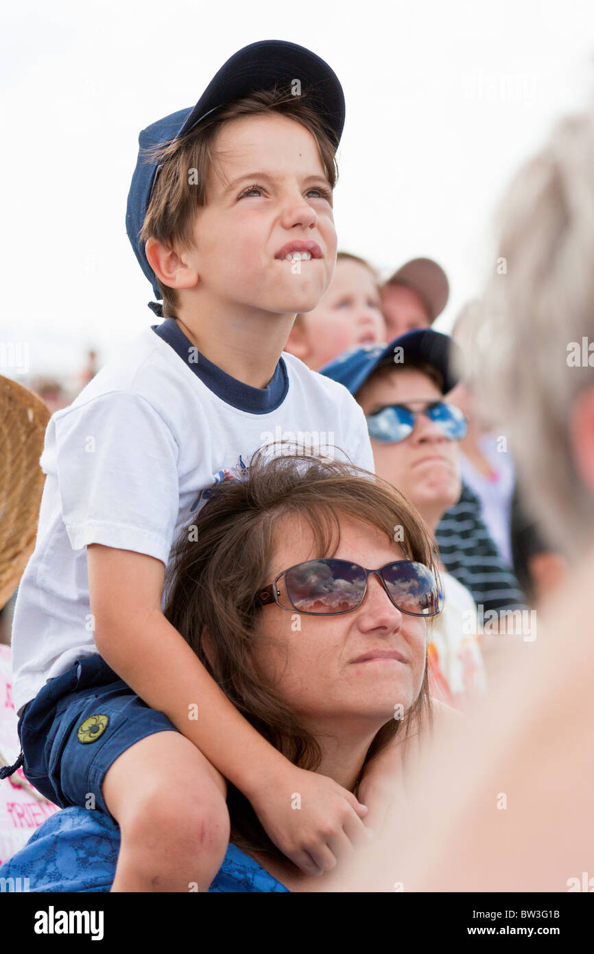 Junge auf Mamas Schultern beobachtet den Himmel während der Flugshow im NAS Jacksonville, Florida Stockfoto