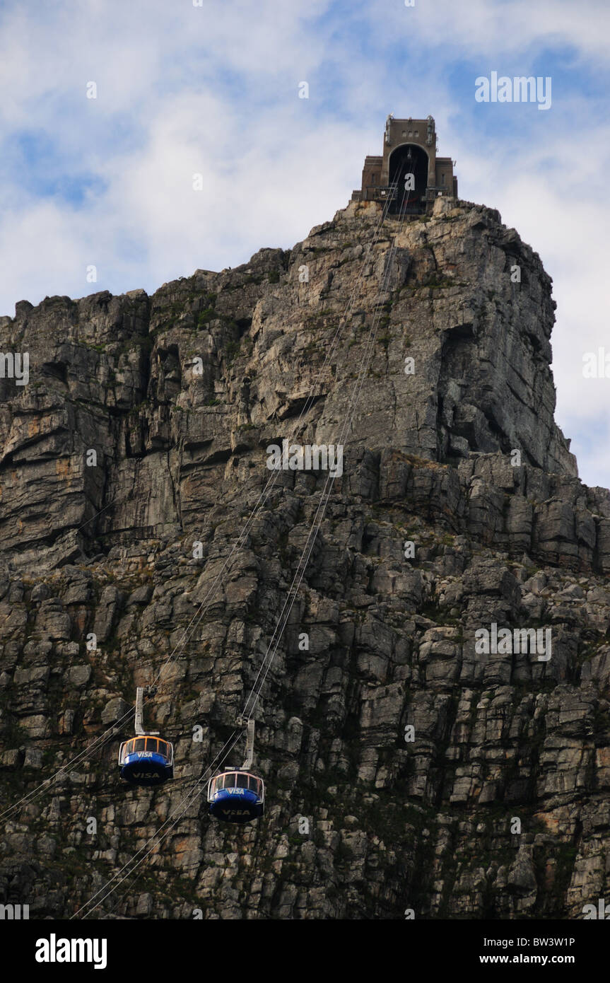 Seilbahnen transportieren Menschen an die Spitze des Tafelbergs. Kapstadt, Südafrika. Stockfoto